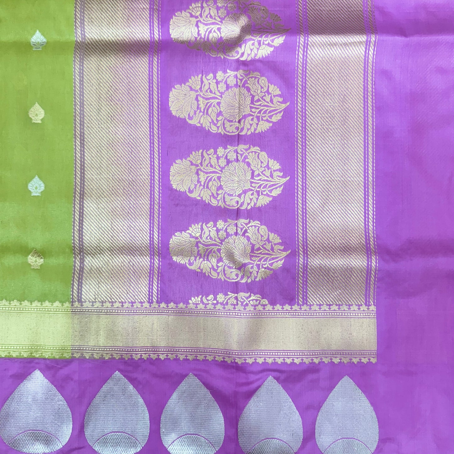 शुद्ध कटान कढुआ हाथ से बुनी हुई बूटीदार ऑलिव पीली बनसारी साड़ी 