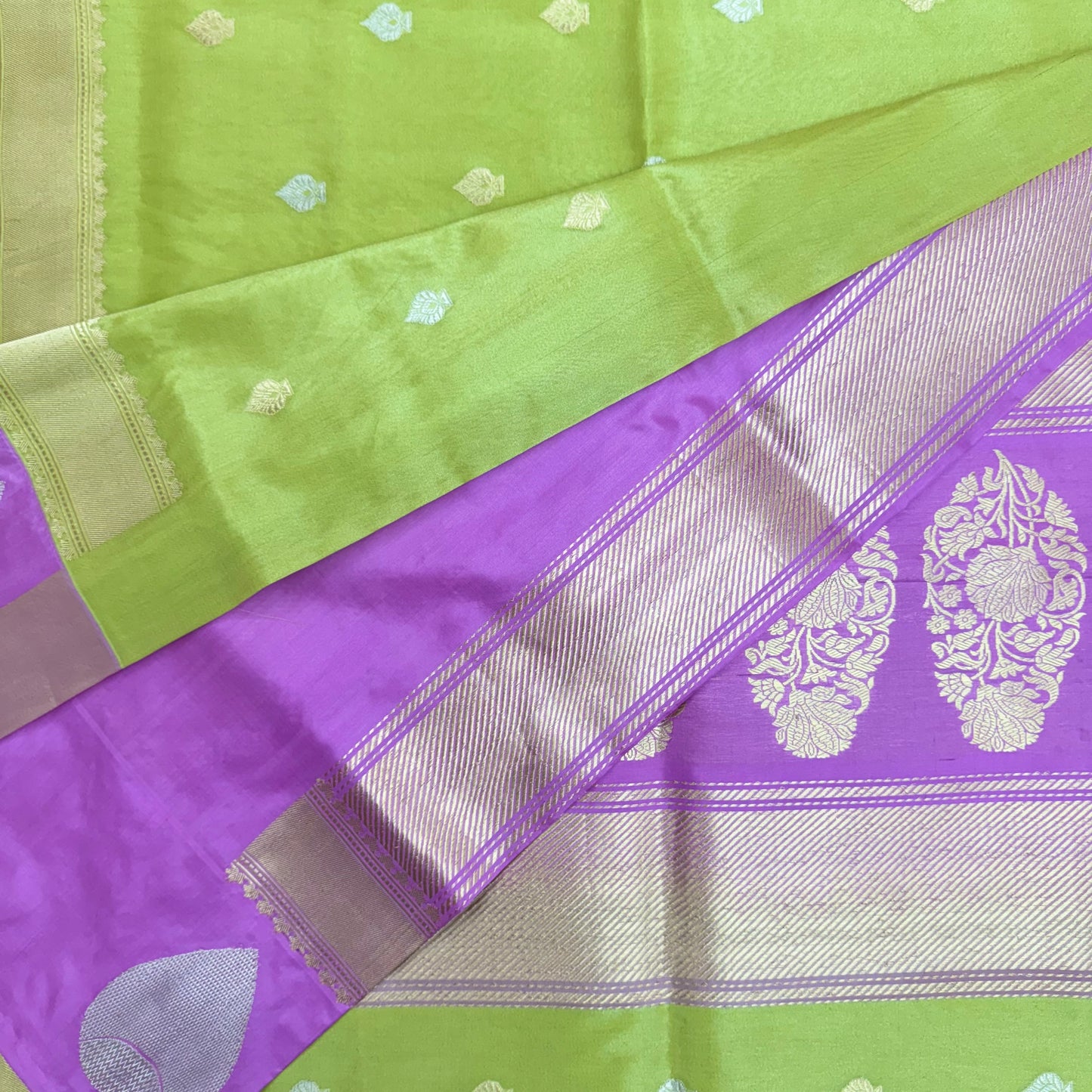 शुद्ध कटान कढुआ हाथ से बुनी हुई बूटीदार ऑलिव पीली बनसारी साड़ी 