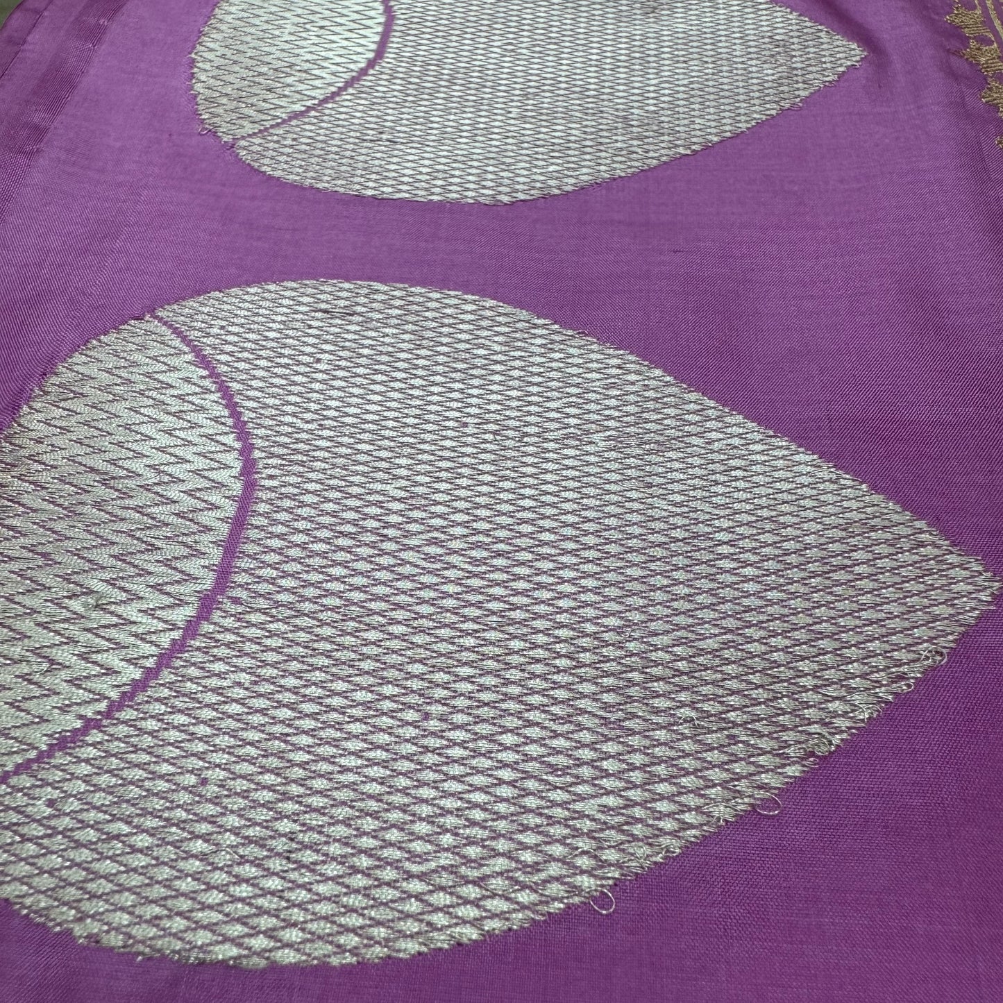 शुद्ध कटान कढुआ हाथ से बुनी हुई बूटीदार ऑलिव पीली बनसारी साड़ी 