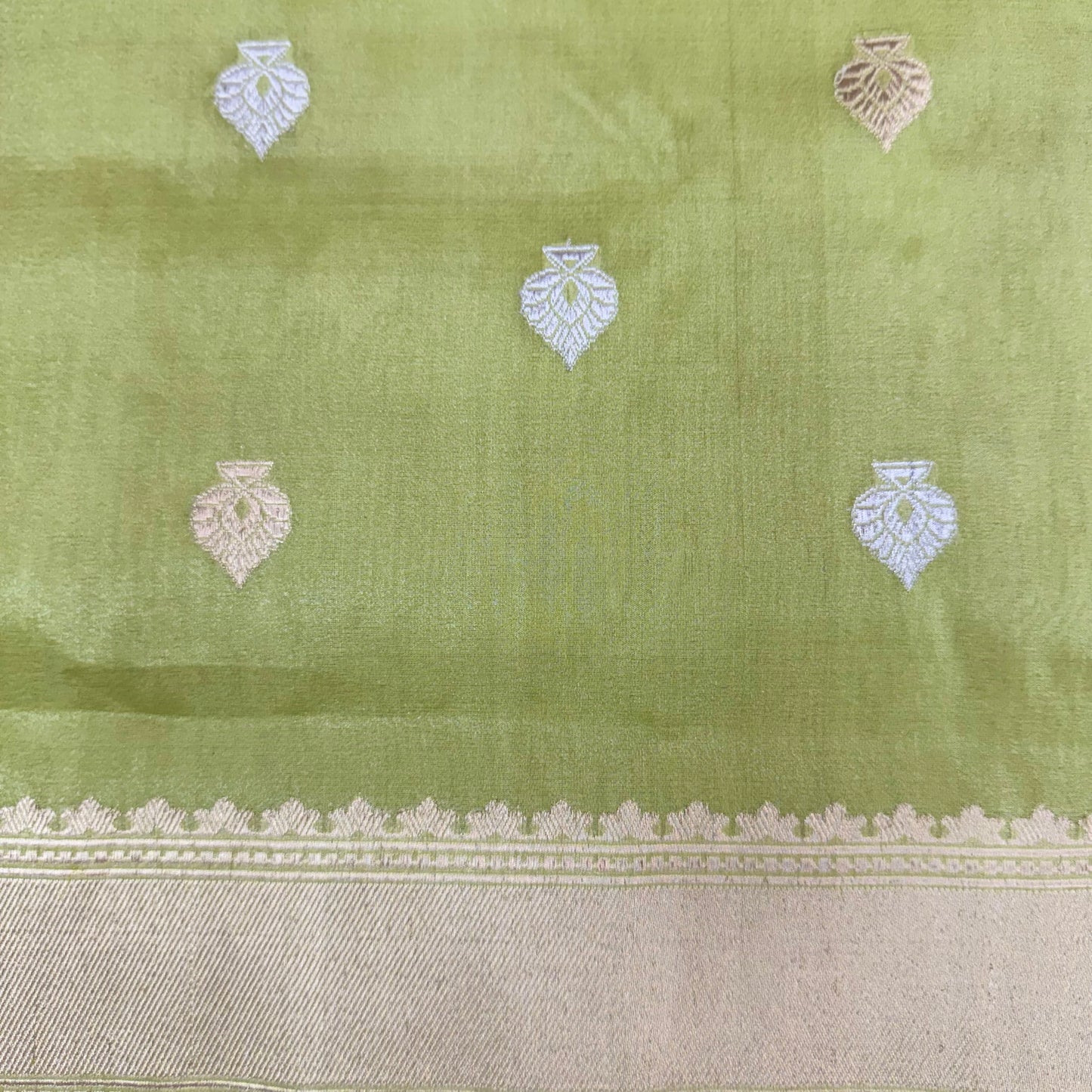 शुद्ध कटान कढुआ हाथ से बुनी हुई बूटीदार ऑलिव पीली बनसारी साड़ी 