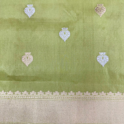 शुद्ध कटान कढुआ हाथ से बुनी हुई बूटीदार ऑलिव पीली बनसारी साड़ी 