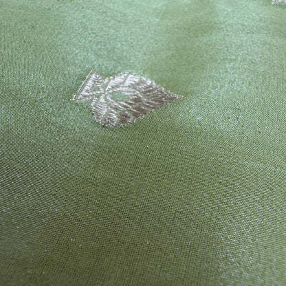 शुद्ध कटान कढुआ हाथ से बुनी हुई बूटीदार ऑलिव पीली बनसारी साड़ी 