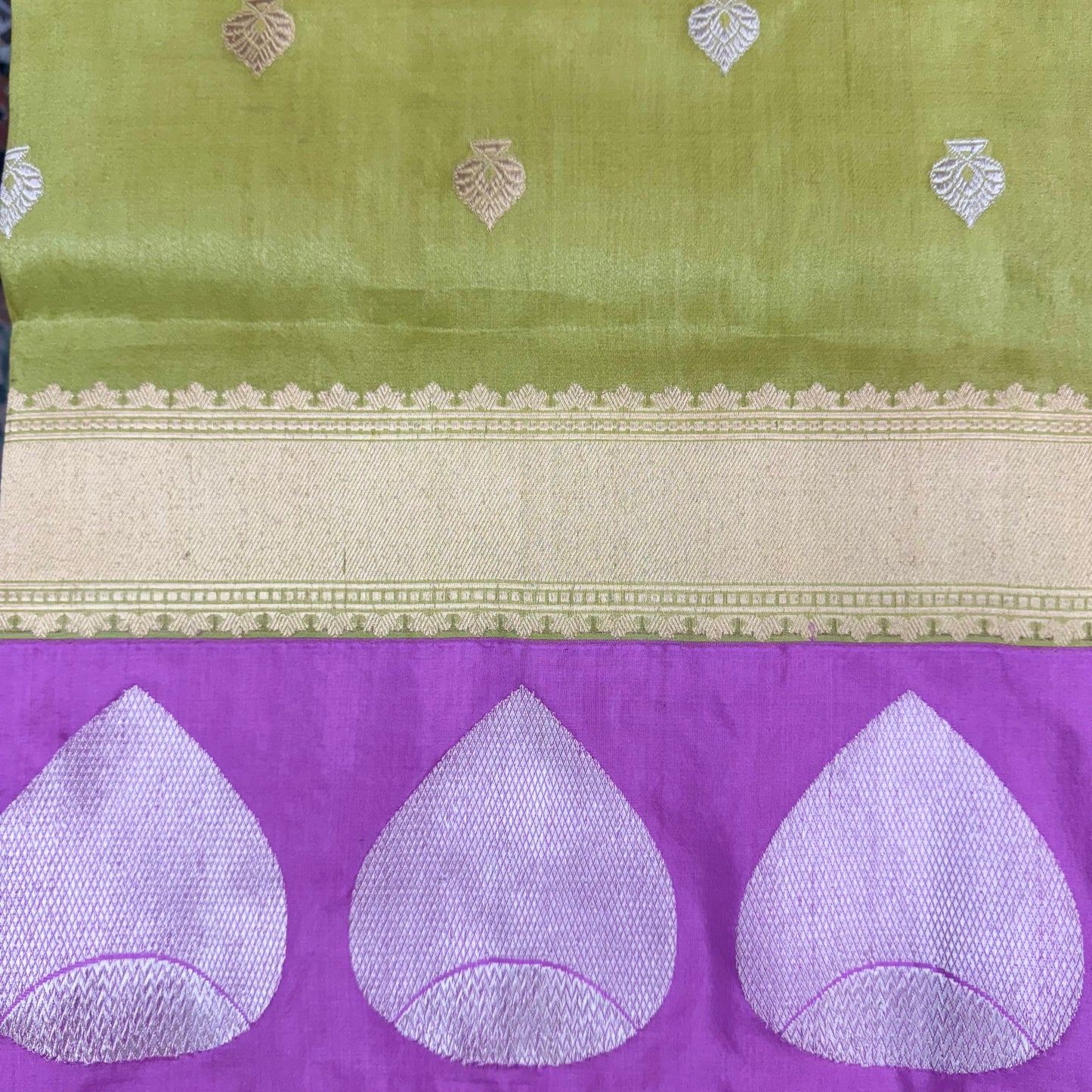 शुद्ध कटान कढुआ हाथ से बुनी हुई बूटीदार ऑलिव पीली बनसारी साड़ी 