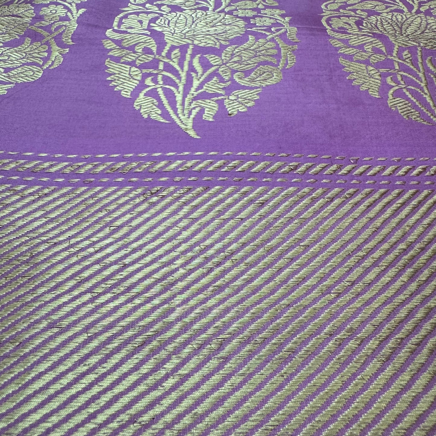 शुद्ध कटान कढुआ हाथ से बुनी हुई बूटीदार ऑलिव पीली बनसारी साड़ी 