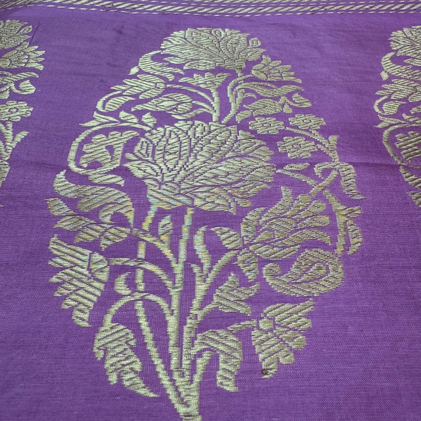 शुद्ध कटान कढुआ हाथ से बुनी हुई बूटीदार ऑलिव पीली बनसारी साड़ी 